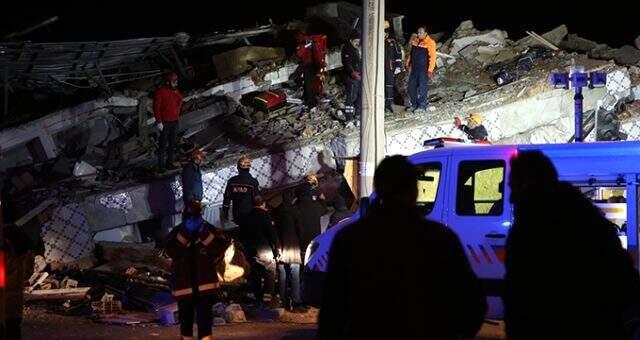 Elazığ ve Malatya'yı vuran depremde 8 kişi enkaz aldından kurtarıldı