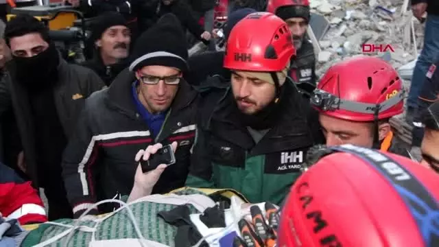 Yerini bildirdiği cep telefonu ile 13 saat sonra enkazdan çıkarıldı Yerini bildirdiği cep telefonu ile 13 saat sonra enkazdan çıkarıldı
