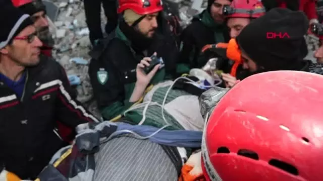 Yerini bildirdiği cep telefonu ile 13 saat sonra enkazdan çıkarıldı Yerini bildirdiği cep telefonu ile 13 saat sonra enkazdan çıkarıldı