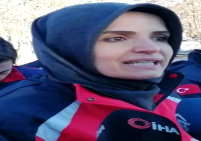 Enkaz altındaki Azize Çelik ile görüşen UMKE görevlisi o anları anlattı Enkaz altındaki Azize Çelik ile görüşen UMKE görevlisi o anları anlattı