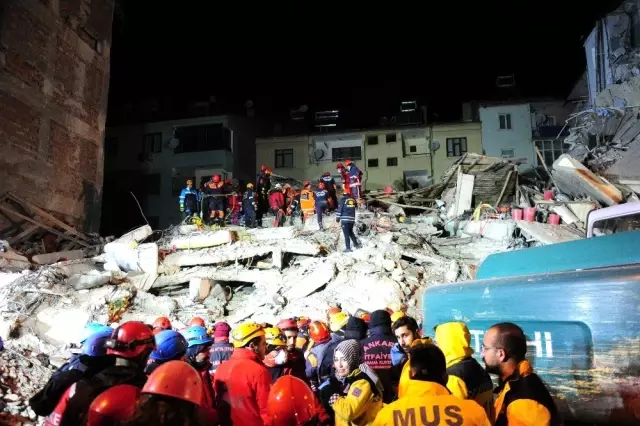Enkazda arama kurtarma çalışmaları devam ediyor Enkazda arama kurtarma çalışmaları devam ediyor
