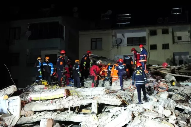 Enkazda arama kurtarma çalışmaları devam ediyor Enkazda arama kurtarma çalışmaları devam ediyor