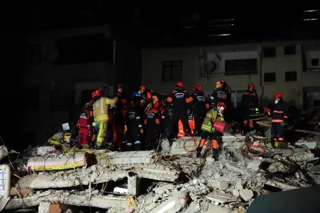 Enkazda arama kurtarma çalışmaları devam ediyor Enkazda arama kurtarma çalışmaları devam ediyor