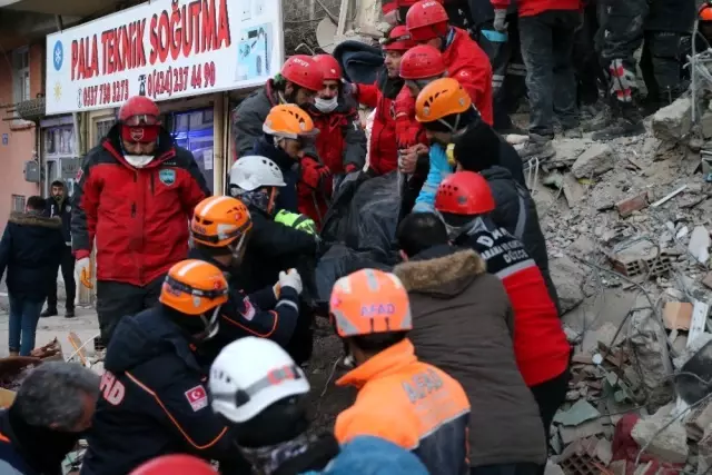 Enkazda arama kurtarma çalışmaları devam ediyor Enkazda arama kurtarma çalışmaları devam ediyor