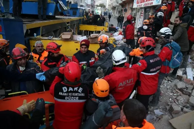 Enkazda arama kurtarma çalışmaları devam ediyor Enkazda arama kurtarma çalışmaları devam ediyor