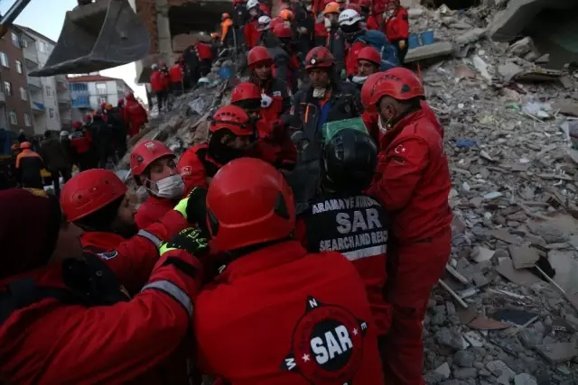 Enkazda arama kurtarma çalışmaları devam ediyor Enkazda arama kurtarma çalışmaları devam ediyor