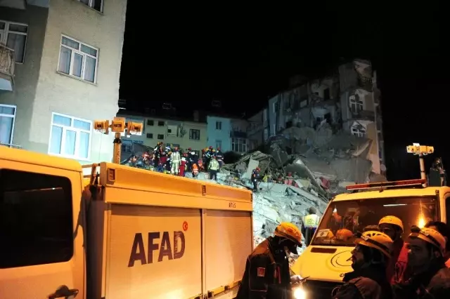 Enkazda arama kurtarma çalışmaları devam ediyor Enkazda arama kurtarma çalışmaları devam ediyor