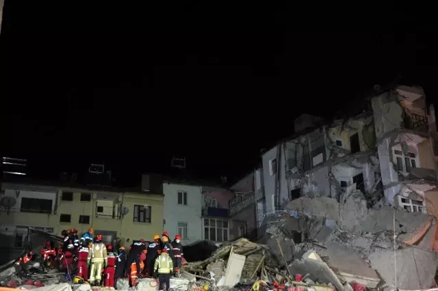 Enkazda arama kurtarma çalışmaları devam ediyor Enkazda arama kurtarma çalışmaları devam ediyor