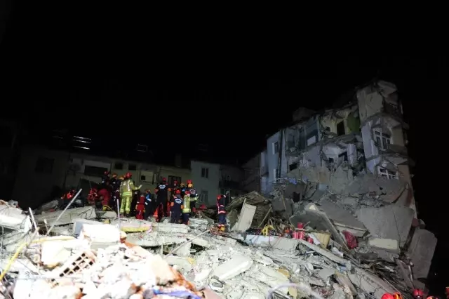 Enkazda arama kurtarma çalışmaları devam ediyor Enkazda arama kurtarma çalışmaları devam ediyor
