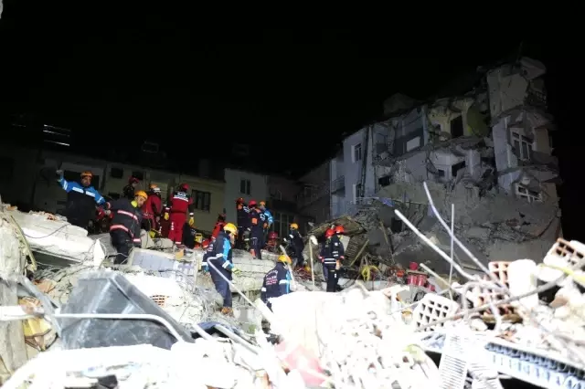 Enkazda arama kurtarma çalışmaları devam ediyor Enkazda arama kurtarma çalışmaları devam ediyor