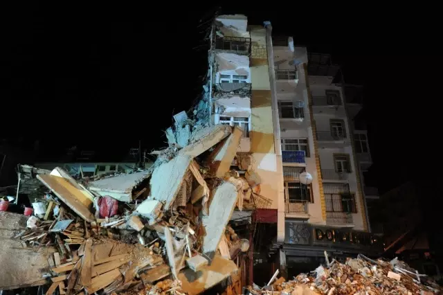Enkazda arama kurtarma çalışmaları devam ediyor Enkazda arama kurtarma çalışmaları devam ediyor