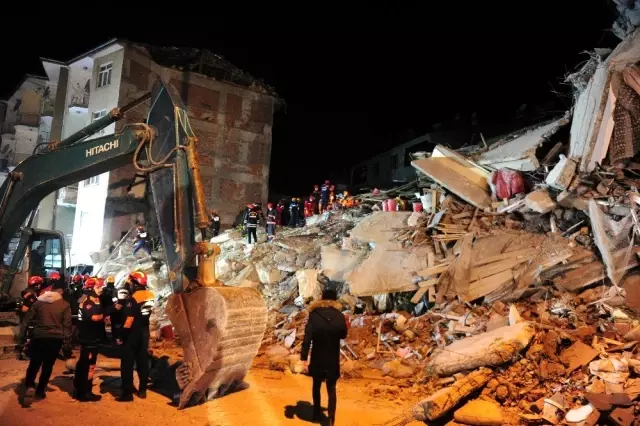 Enkazda arama kurtarma çalışmaları devam ediyor Enkazda arama kurtarma çalışmaları devam ediyor