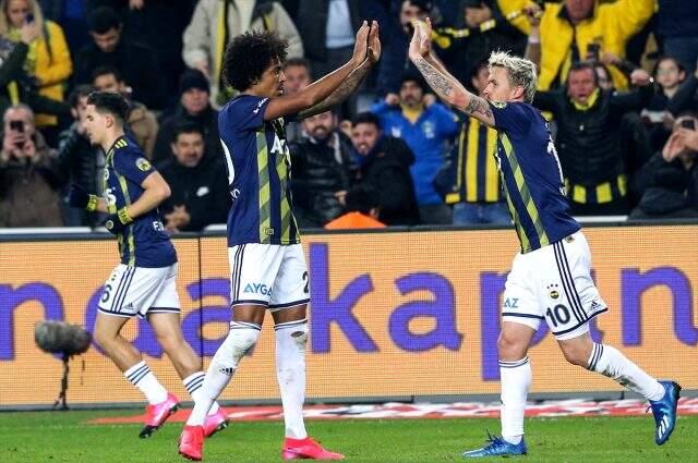 Fenerbahçe, Medipol Başakşehir'i 2-0 yendi