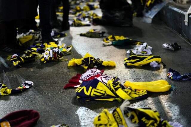 Fenerbahçeli taraftarlar maç sonunda atkılarını sahaya attı!