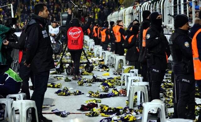 Fenerbahçeli taraftarlar maç sonunda atkılarını sahaya attı!
