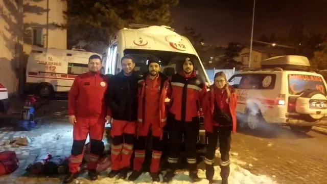 Karabük, Zonguldak ve Bartın'dan Elazığ'a 29 kişilik ekip sevk edildi Karabük, Zonguldak ve Bartın'dan Elazığ'a 29 kişilik ekip sevk edildi