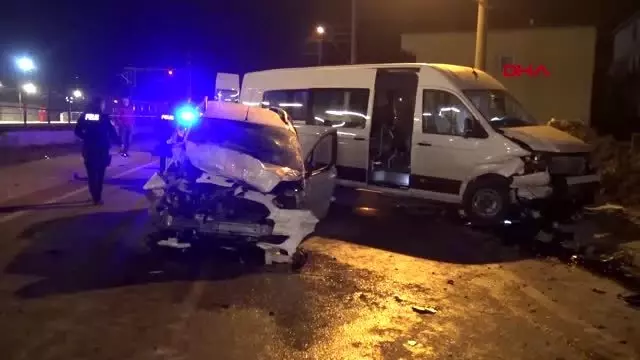 Kocaeli darıca'da 3 araç çarpıştı 11 yaralı Kocaeli darıca'da 3 araç çarpıştı 11 yaralı