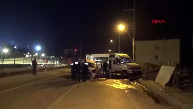 Kocaeli darıca'da 3 araç çarpıştı 11 yaralı Kocaeli darıca'da 3 araç çarpıştı 11 yaralı