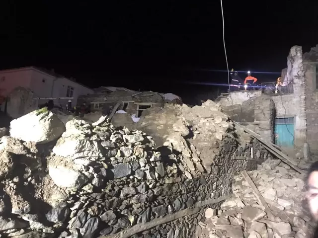 Malatya'da depremde çöken iki katlı kerpiç evin enkazından 2 kişi kurtarıldı