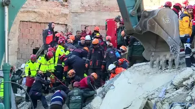 Mustafa Paşa Mahallesi'nde enkaz altından bir kişi daha sağ çıkarıldı - Süleyman Soylu