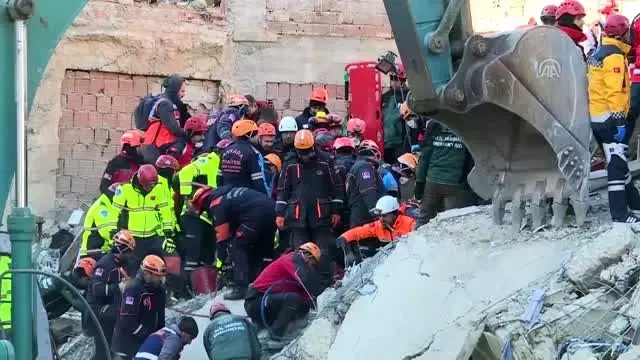 Mustafa Paşa Mahallesi'nde enkaz altından bir kişi daha sağ çıkarıldı - Süleyman Soylu Mustafa Paşa Mahallesi'nde enkaz altından bir kişi daha sağ çıkarıldı - Süleyman Soylu