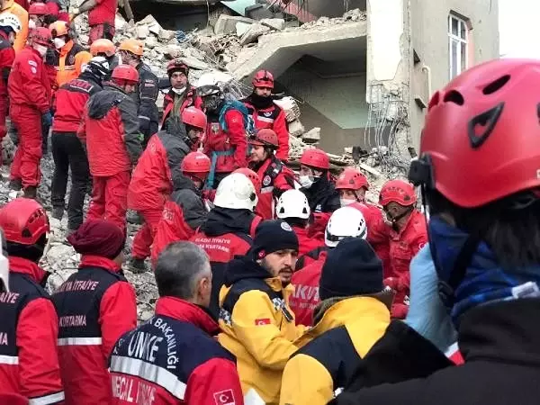 Son dakika: Elazığ'da 3 kişinin daha cansız bedenine ulaşıldı Son dakika: Elazığ'da 3 kişinin daha cansız bedenine ulaşıldı