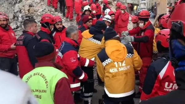 Son dakika: Elazığ'da 3 kişinin daha cansız bedenine ulaşıldı Son dakika: Elazığ'da 3 kişinin daha cansız bedenine ulaşıldı