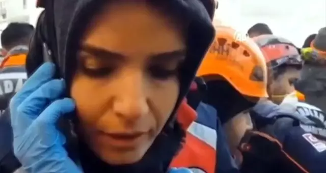 Kurtarma görevlisinin enkaz altındaki vatandaşla konuşması kamerada!