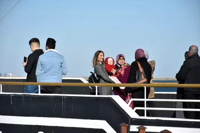 Samsun'da mübadiller atalarını denize karanfil bırakarak andı