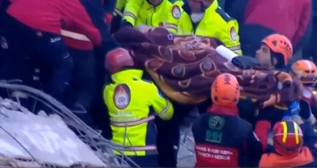 Son Dakika: 14 saat sonra bir kadın daha enkaz altından çıkarıldı