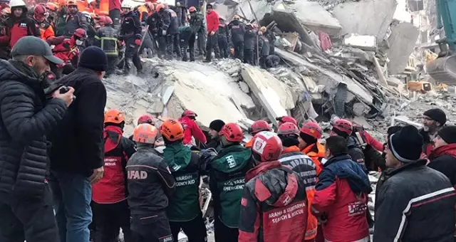 Son dakika: Depremden 12 saat sonra enkaz altından çıkarılan 12 yaşındaki çocuk vefat etti Son dakika: Depremden 12 saat sonra enkaz altından çıkarılan 12 yaşındaki çocuk vefat etti