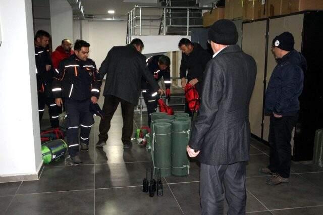 Türkiye Elazığ için seferber oldu! Ekipler yola çıktı, vatandaşlar yardım malzemesi gönderdi