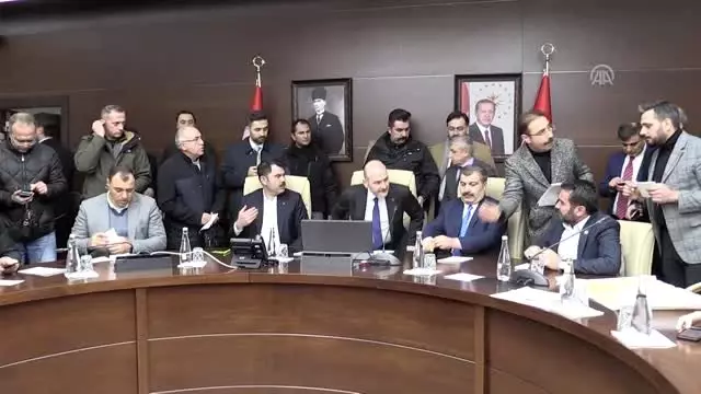 Üç bakan Elazığ'daki kriz merkezinSoylu: 'Elazığ'da şu anda 30 vatandaşımızı arama-kurtarma... Üç bakan Elazığ'daki kriz merkezinSoylu: 'Elazığ'da şu anda 30 vatandaşımızı arama-kurtarma...