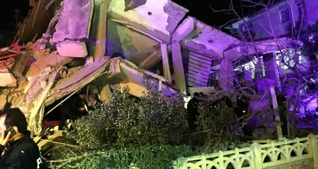 Ünlü isimler Elazığ depremi sonrası tek yürek oldu! Üst üste paylaşım yaptılar Ünlü isimler Elazığ depremi sonrası tek yürek oldu! Üst üste paylaşım yaptılar