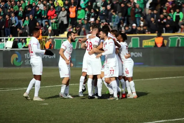 Antalyaspor, Denizlispor'u deplasmanda 3-0 mağlup etti