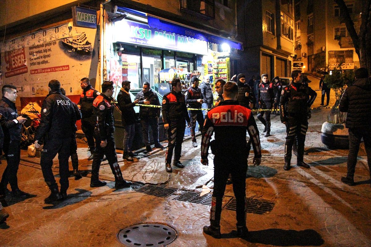 Beyoğlu'nda ayağından silahla vurulan kişi hastaneye kaldırıldı