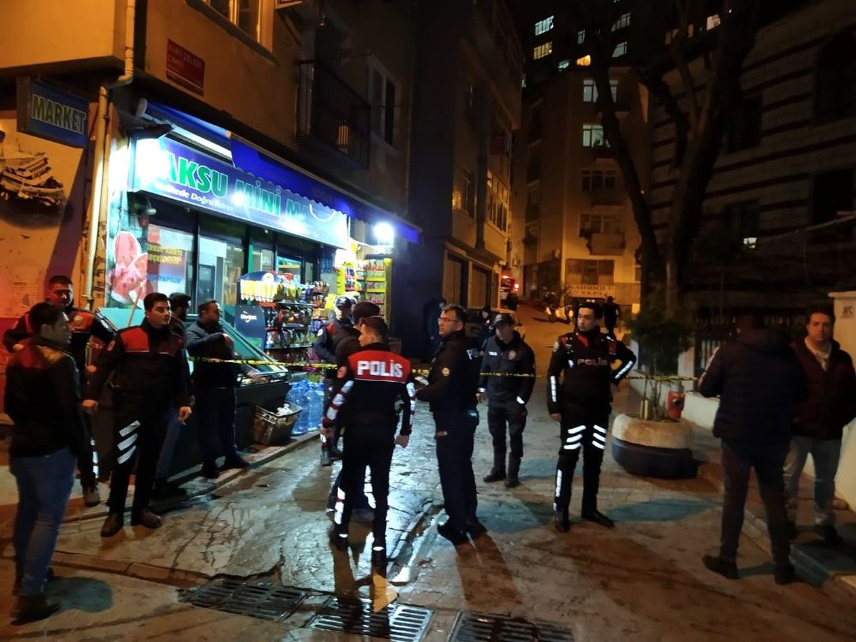 Beyoğlu'nda sokak ortasındaki kavga kanlı bitti: 1 yaralı