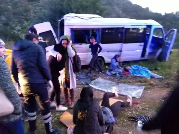 Bodrum'da servis minibüsü takla attı: 11 işçi yaralı