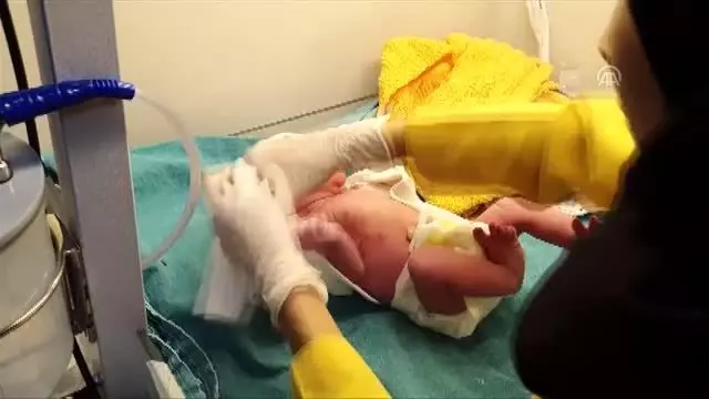 Depremde doğum salonundaki anne ve bebeğini yalnız bırakmadı