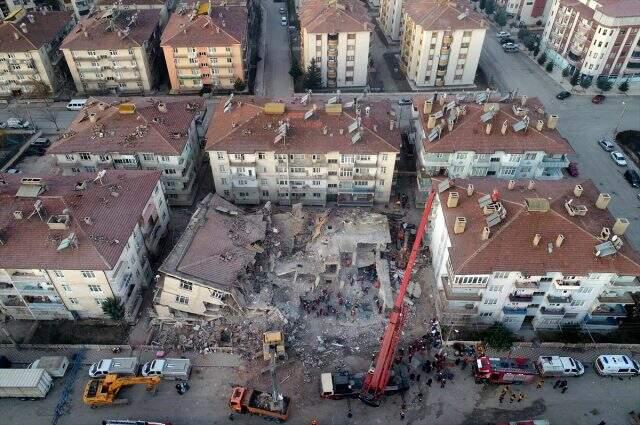 Elazığ'da arama kurtarma çalışmaları devam ediyor