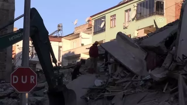 Elazığ'daki deprem - Mustafa Paşa Mahallesi'nde arama kurtarma çalışmaları sürüyor Elazığ'daki deprem - Mustafa Paşa Mahallesi'nde arama kurtarma çalışmaları sürüyor