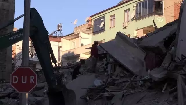 Elazığ'daki deprem - Mustafa Paşa Mahallesi'nde arama kurtarma çalışmaları sürüyor Elazığ'daki deprem - Mustafa Paşa Mahallesi'nde arama kurtarma çalışmaları sürüyor