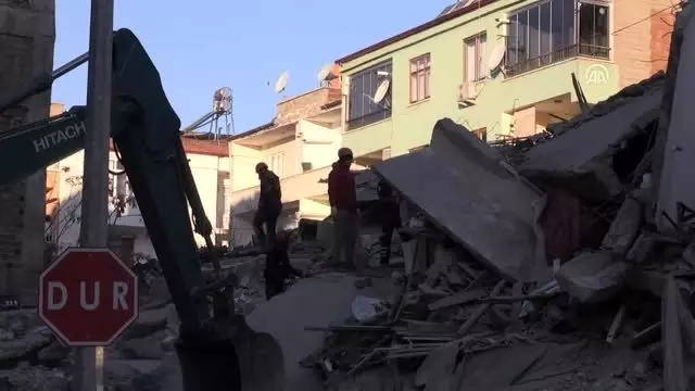 Elazığ'daki deprem - Mustafa Paşa Mahallesi'nde arama kurtarma çalışmaları sürüyor Elazığ'daki deprem - Mustafa Paşa Mahallesi'nde arama kurtarma çalışmaları sürüyor