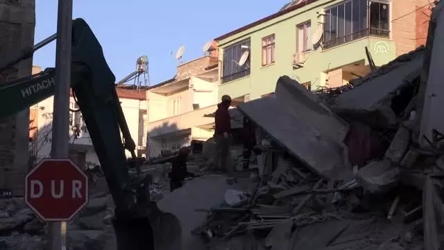 Elazığ'daki deprem - Mustafa Paşa Mahallesi'nde arama kurtarma çalışmaları sürüyor Elazığ'daki deprem - Mustafa Paşa Mahallesi'nde arama kurtarma çalışmaları sürüyor