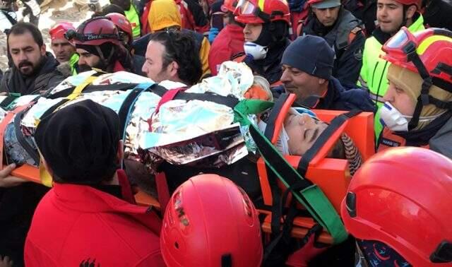 Elazığ depremin simgesi Azize Çelik hastanede kurtarıcısı olan itfaiye erinin ismini sayıkladı