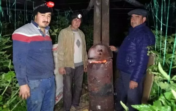 Kumluca'da sera üreticilerinin 'don' nöbeti