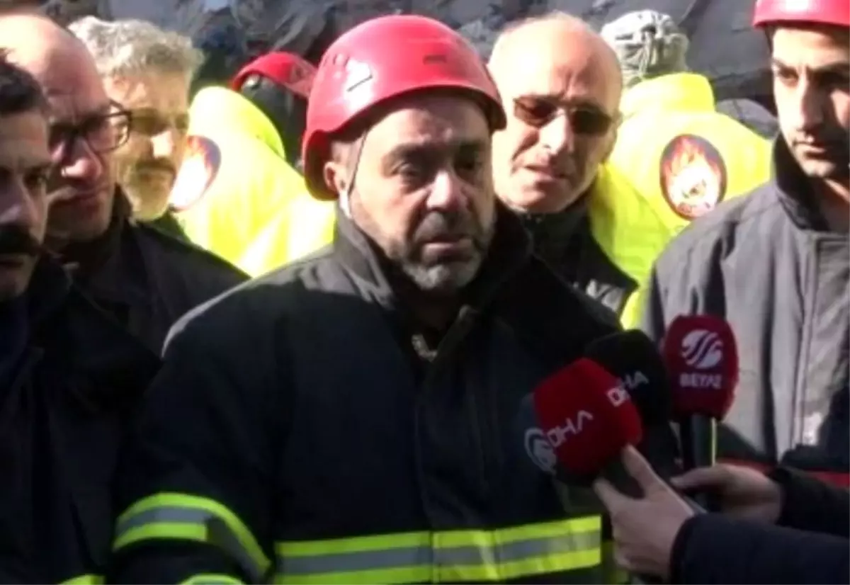 İtfaiye eri, Azize Çelik’in annesinin cansız bedenini enkazdan çıkardığı anları anlatırken gözyaşı döktü