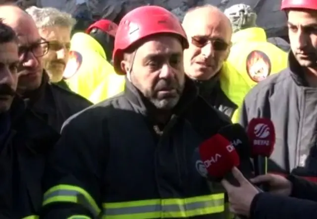İtfaiye eri, Azize Çelik'in annesinin cansız bedenini enkazdan çıkardığı anları anlatırken gözyaşı döktü