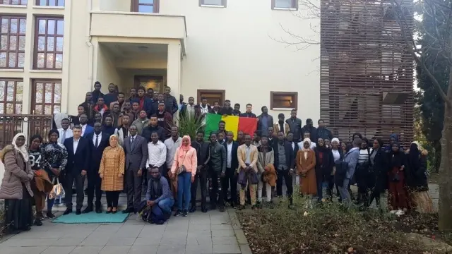 Mali'li Öğrenciler depremde yaşamını yitirenleri andı Mali'li Öğrenciler depremde yaşamını yitirenleri andı