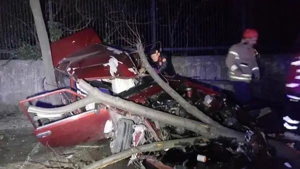 Maslak'ta takla atan otomobil hurdaya döndü: 1'i ağır, 3 yaralı Maslak'ta takla atan otomobil hurdaya döndü: 1'i ağır, 3 yaralı